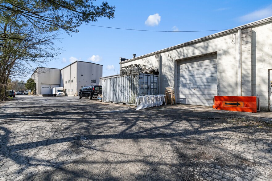 More Photos Of 55 Poplar St, Stamford Light Distribution For Sale