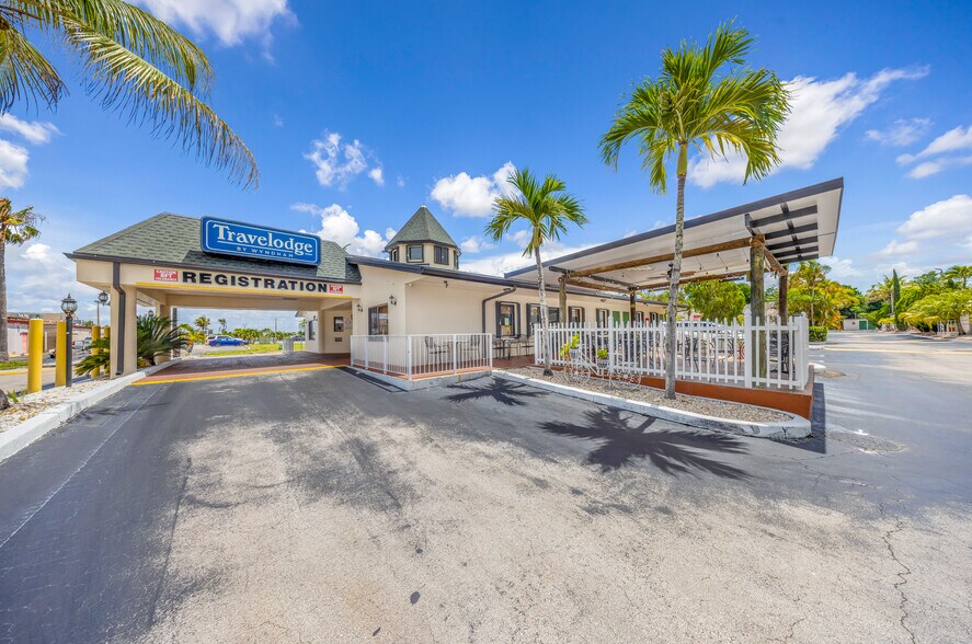 More Photos Of 333 SE 1st Ave, Florida City Hotel For Sale