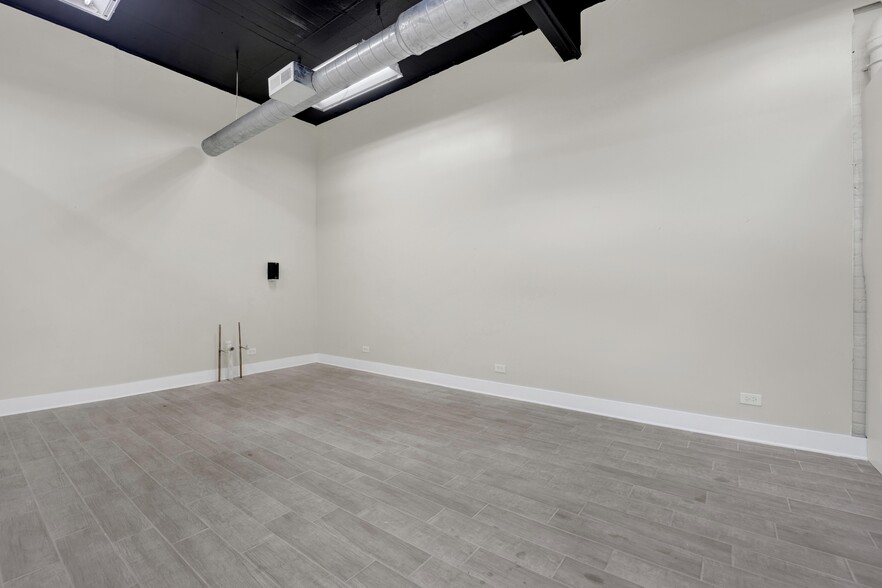 More Photos Of 7055 N Clark St, Chicago Storefront Retail Residential For Lease