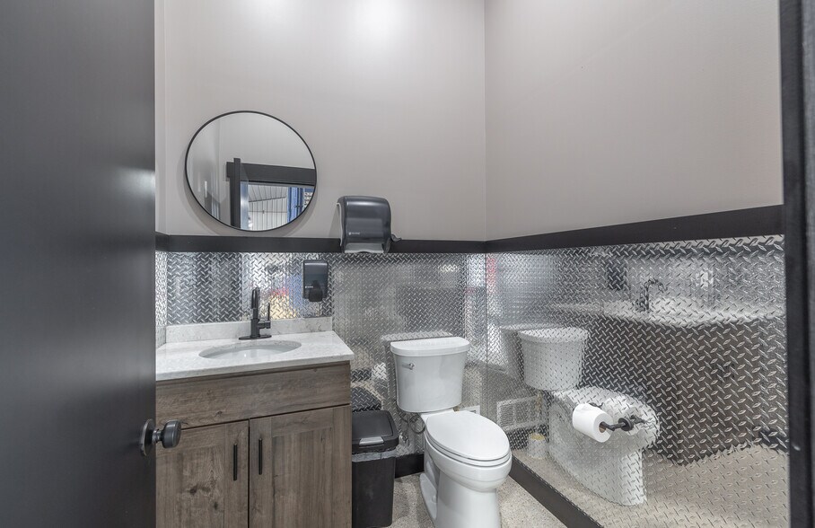 More Photos Of 1008 E Main St, Linn Auto Dealership For Sale