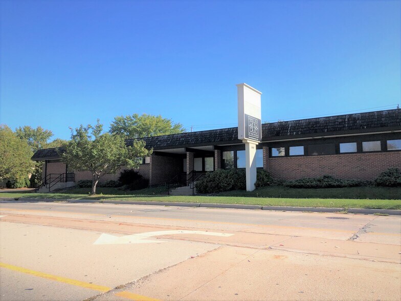 More Photos Of 1416 S Commercial St, Neenah Medical For Lease