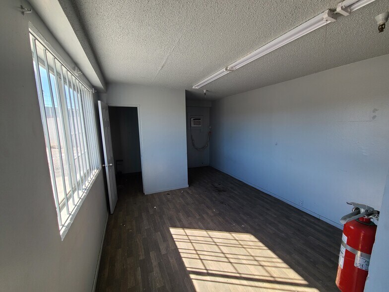 More Photos Of 3250 Palm Pky, Las Vegas Warehouse For Sale