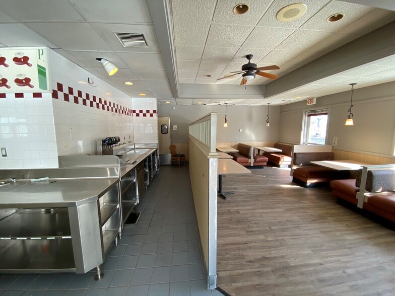 Primary Photo Of 1280 E Pershing Rd, Decatur Restaurant For Sale