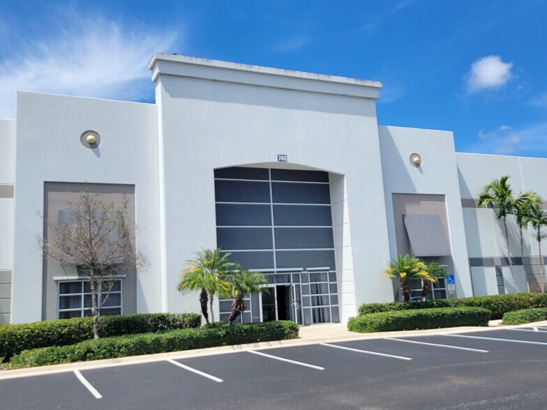 More Photos Of 740 S Powerline Rd, Deerfield Beach Warehouse For Lease
