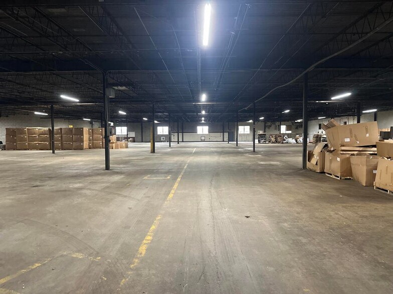 More Photos Of 944 Highway 15 N, New Albany Warehouse For Lease