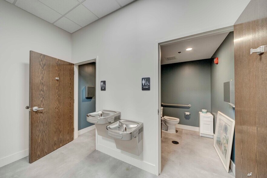 More Photos Of 17684 Cordova Pl, Panama City Beach Distribution For Lease