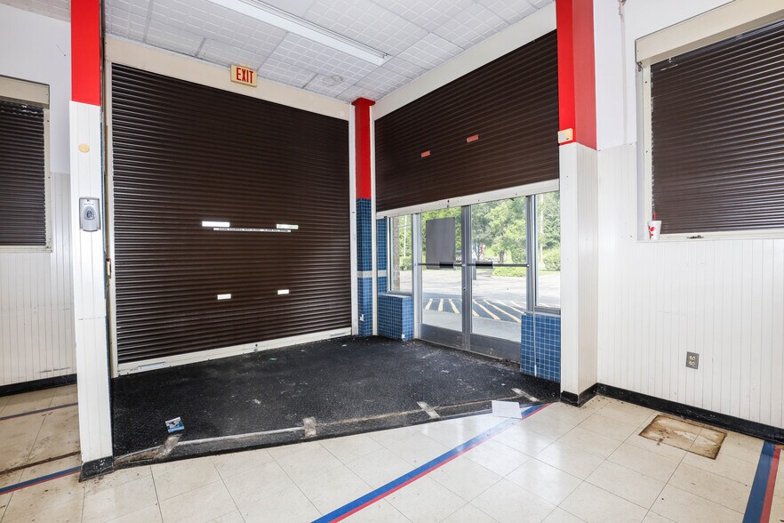 More Photos Of 902 N Lewis St, Glenville Drugstore For Lease