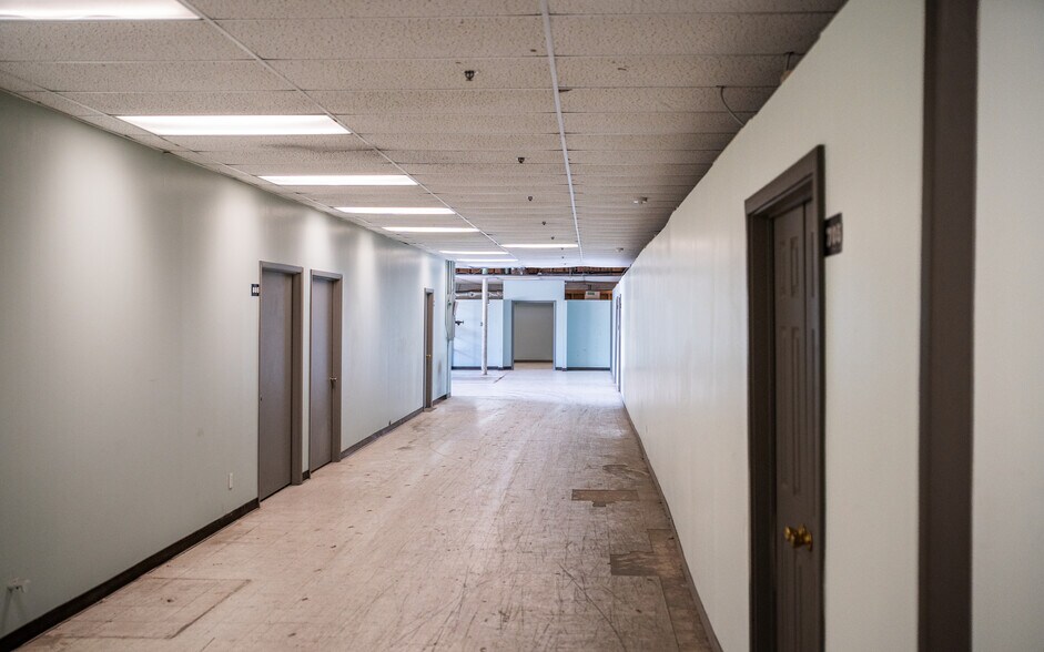 More Photos Of 5107 W University Blvd, Jacksonville Warehouse For Lease