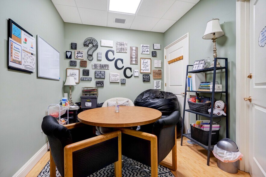 More Photos Of 260 Lookout Pl, Maitland Medical For Sale