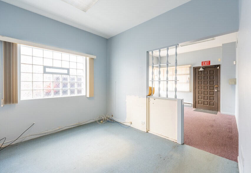 More Photos Of 5355-5365 W Devon Ave, Chicago Storefront For Lease