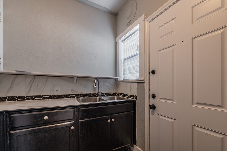 More Photos Of 403 W Hollywood Ave, San Antonio Apartments For Sale
