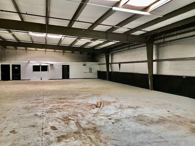 More Photos Of 801 15th St, Lake Park Warehouse For Lease