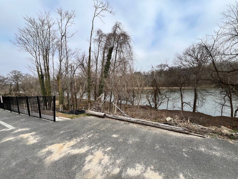 More Photos Of 503 Sophia St, Fredericksburg Freestanding For Lease