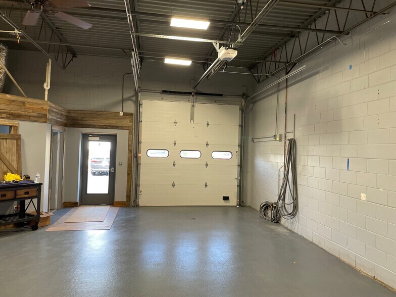 More Photos Of 214 S Hager Ave, Barrington Light Manufacturing For Lease