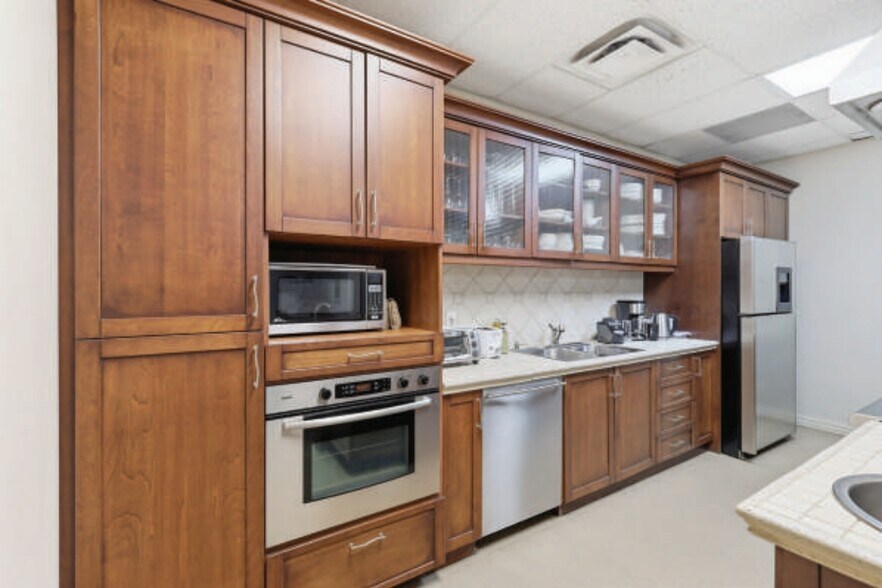 More Photos Of 8905 Boul Henri-Bourassa O, Saint-Laurent Showroom For Sale