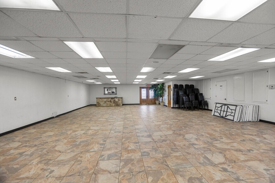 More Photos Of 215 S Washington, Livingston General Retail For Sale