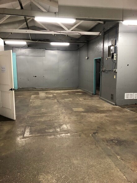 More Photos Of 721 E IL Highway 15, Mount Vernon Light Distribution For Lease