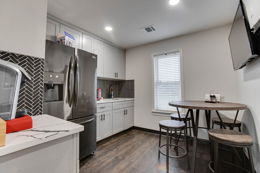 More Photos Of 5905 Treaschwig Rd, Spring Office For Lease