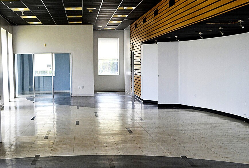 More Photos Of 10 Robertson Ave, White Plains Auto Dealership For Lease
