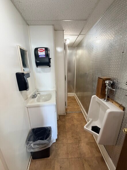 More Photos Of 46 S Leavitt Rd, Leavittsburg Bar For Sale