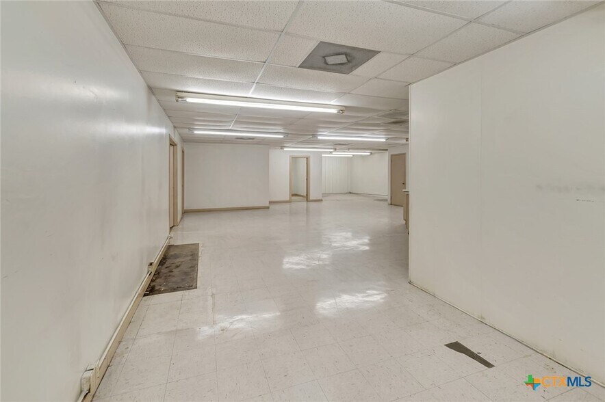 More Photos Of 306 N Wells St, Edna Office For Sale