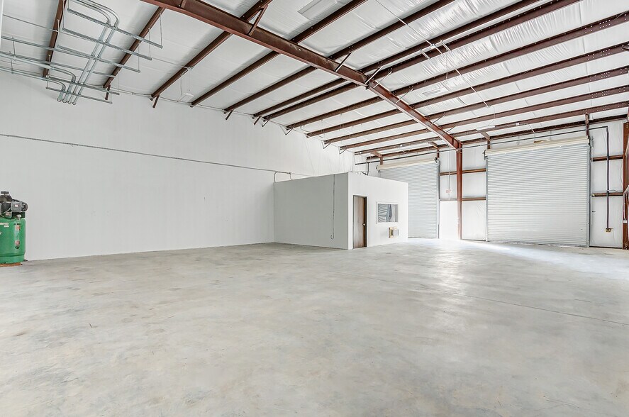 More Photos Of 1631 Highway 6 S, Houston Warehouse For Lease