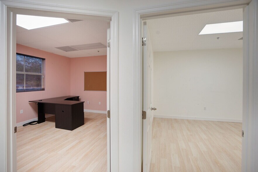 More Photos Of 787 Commerce Dr, Venice Warehouse For Lease