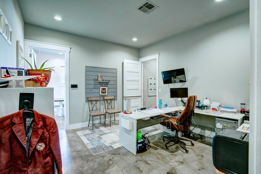 More Photos Of 5805 Starnes Rd, Watauga Office For Sale