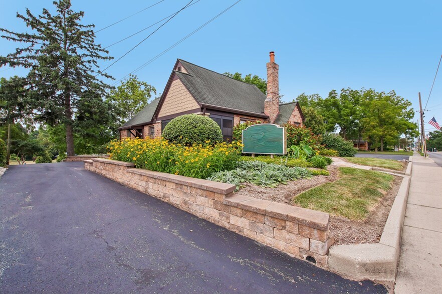 More Photos Of 399 W Main St, Greenwood Office For Sale