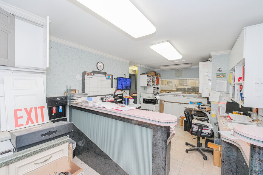 More Photos Of 1944-1952 Richmond Terrace, Staten Island Showroom For Lease