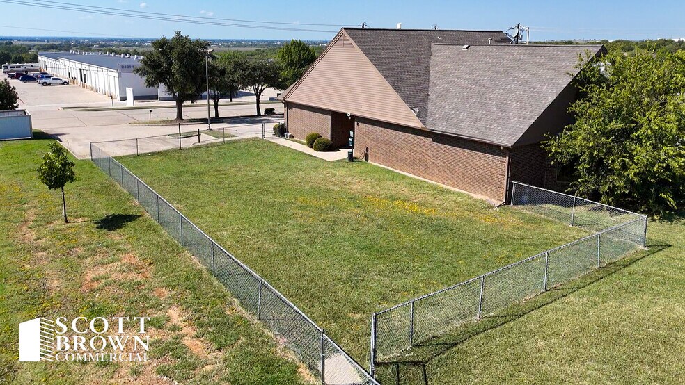 More Photos Of 2400 Worthington St, Denton Medical For Lease