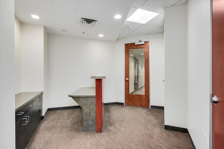 More Photos Of 1800 Glenarm Pl, Denver Office For Sale