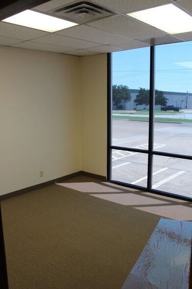 More Photos Of 1925-1939 N Great Southwest Pky, Grand Prairie Distribution For Lease