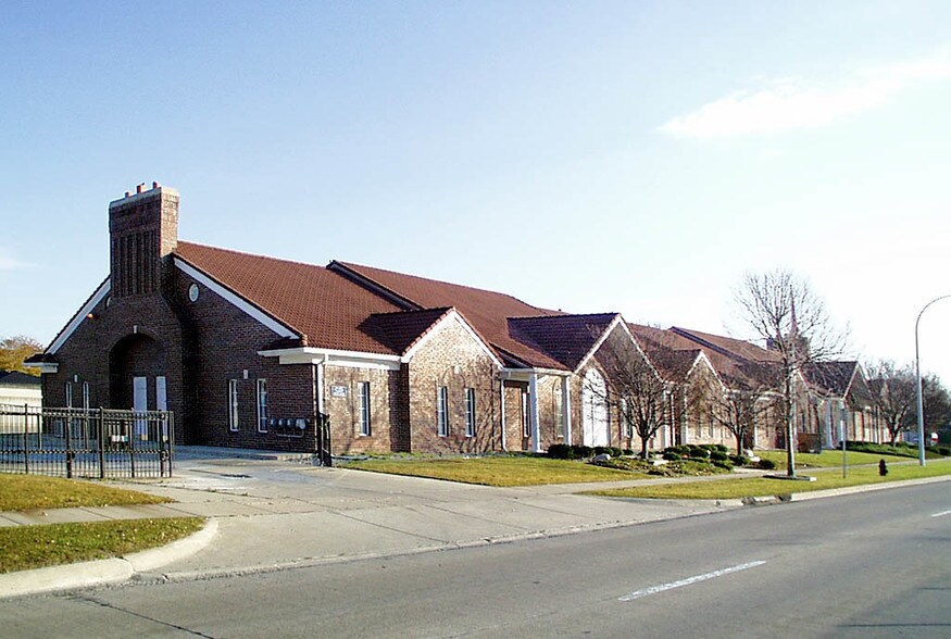 More Photos Of 3601-3665 E 11 Mile Rd, Warren Medical For Lease