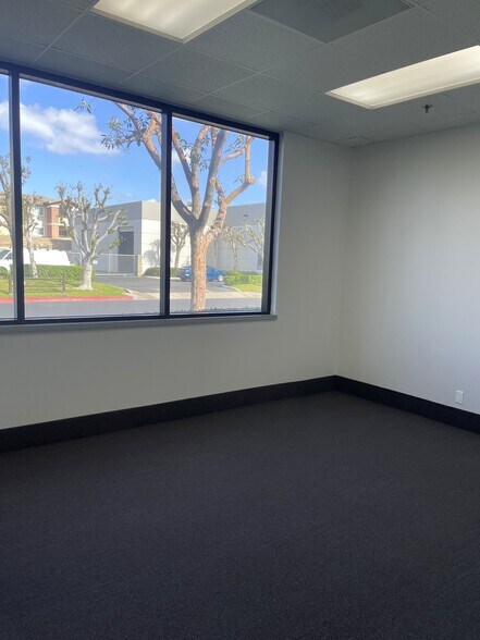 More Photos Of 332 W Brenna Ln, Orange Warehouse For Lease