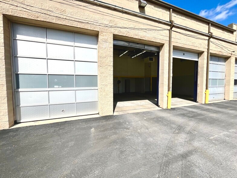 More Photos Of 4609-4621 W Belmont Ave, Chicago Auto Repair For Lease