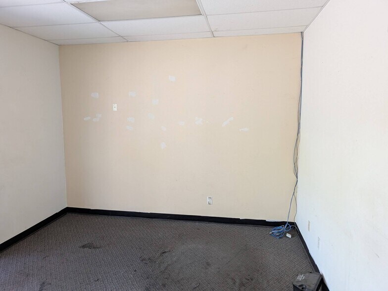 More Photos Of 1052-1060 Endeavor Ct, Nokomis Warehouse For Lease