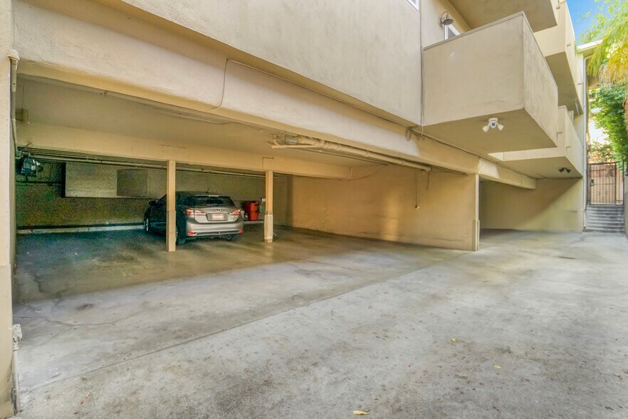 More Photos Of 525 N Sweetzer Ave, Los Angeles Apartments For Sale