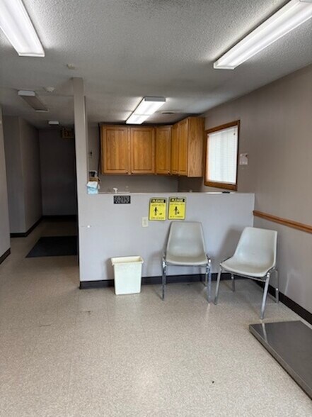 More Photos Of 631 N Pershing St, Energy Veterinarian Kennel For Sale