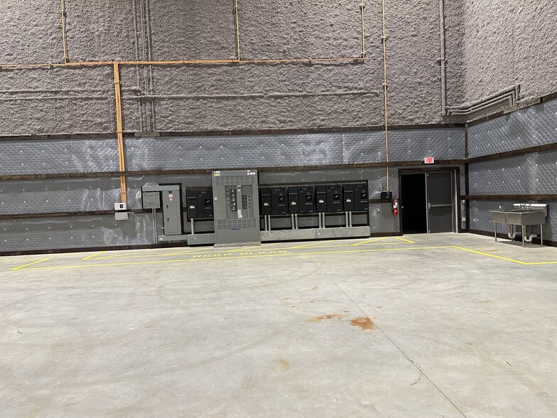 More Photos Of 382 Channel Dr, Port Washington Office For Lease