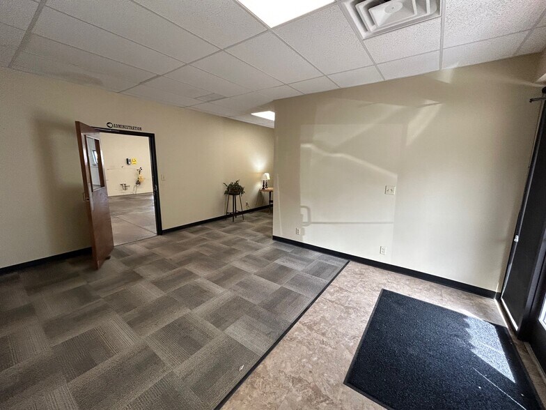 More Photos Of 101 Rathbone Rd, Marietta Flex For Sale