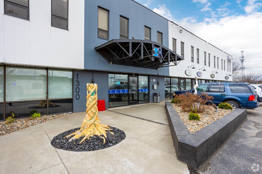 More Photos Of 1300 Cummins Rd, Des Moines General Retail For Lease