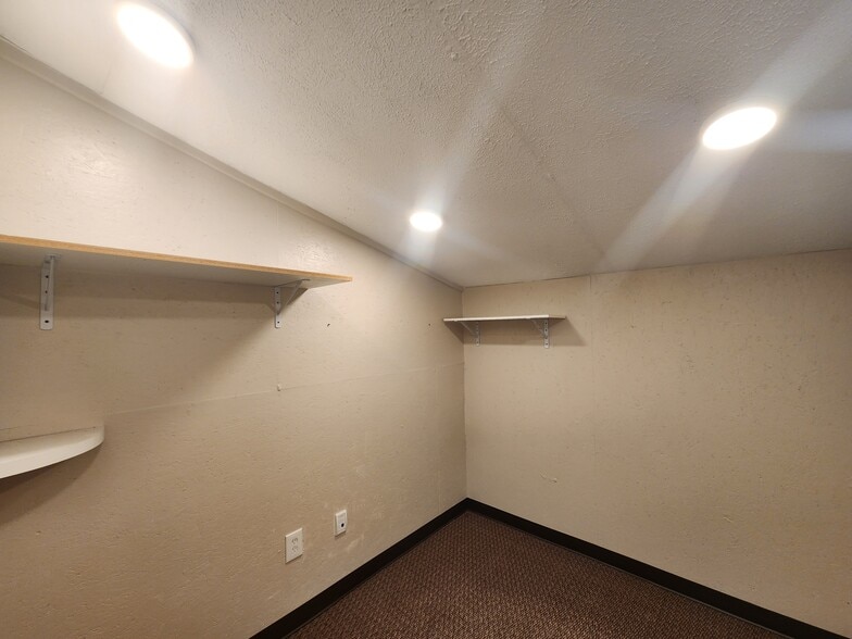 More Photos Of 707 Widewater Dr, Lafayette Warehouse For Lease