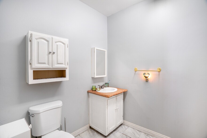 More Photos Of 313 S Raymond Ave, Alhambra Warehouse For Sale