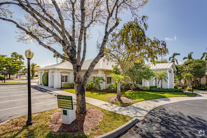 More Photos Of 12651 McGregor Blvd, Fort Myers Office For Lease