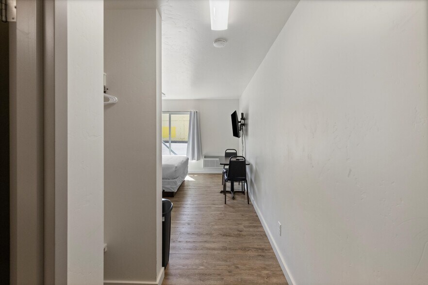 More Photos Of 720 W Lewis St, Pasco Hotel For Sale