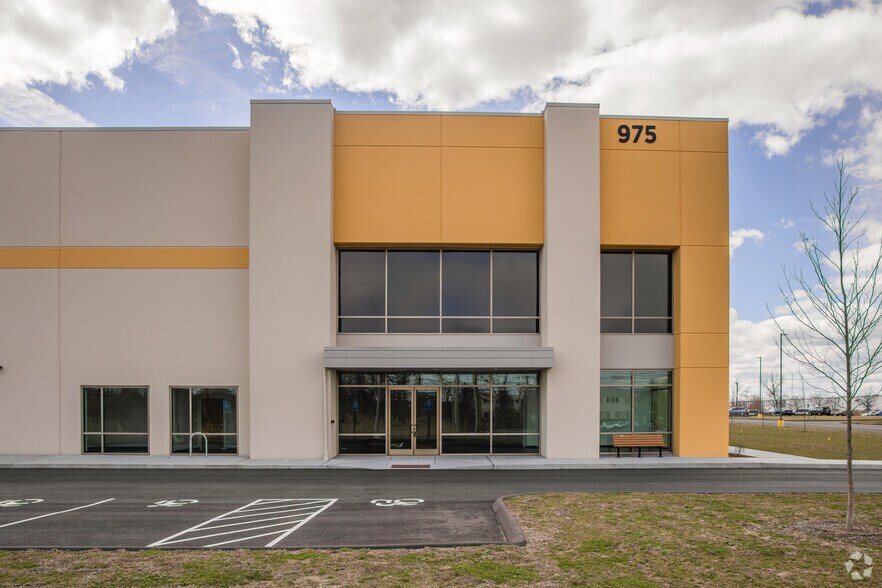 More Photos Of 975 Lordship Blvd, Stratford Warehouse For Lease