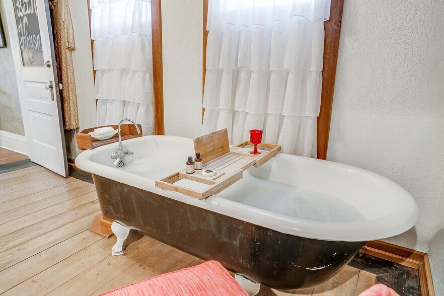 More Photos Of 1092 W Tarleton St, Stephenville Hospitality For Sale