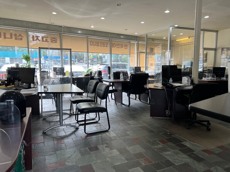 More Photos Of 195 Northern Blvd, Great Neck Auto Dealership For Sale