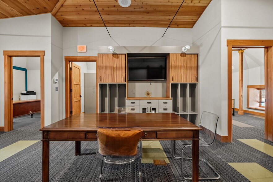 More Photos Of 720 Poyntz Ave, Manhattan Office For Sale